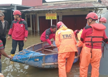 TRC Semen Padang mengevakuasi korban banjir di Kota Padang. IST