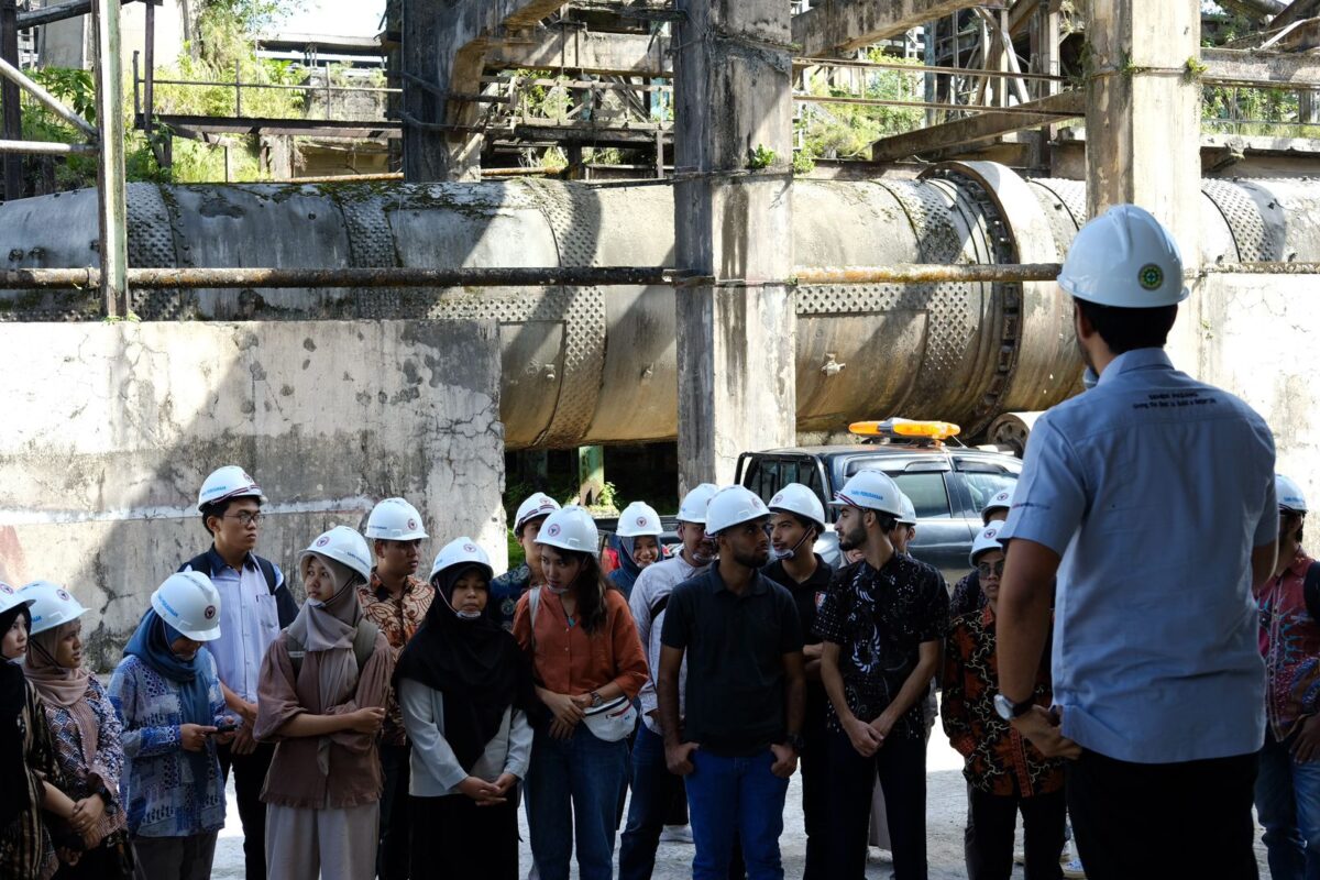 Peserta Summer Course Unand mengunjungi kawasan industri PT Semen Padang. IST