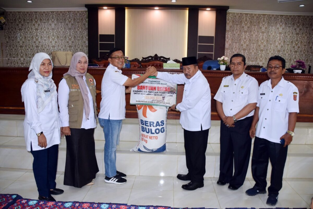 Bantuan cadangan pangan diserahkan Kepala Dinas Ketahanan Pangan Sumbar, Syaiful Bahri kepada Bupati Agam, Dr H Andri Warman MM di Kantor Wali Nagari Tanjung Sani Kecamatan Tanjung Raya, Rabu (2/8).  IST