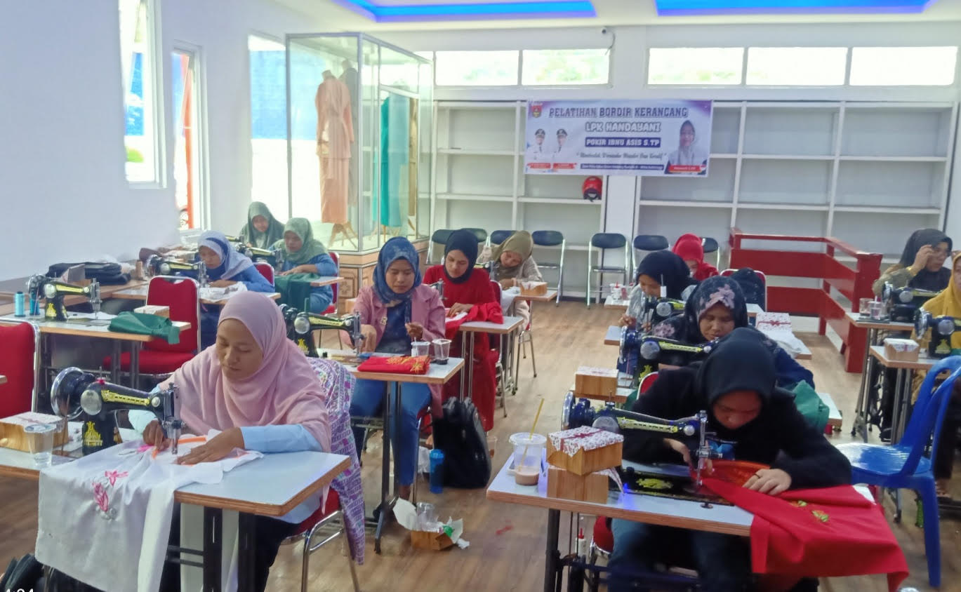 Pelatihan menjahit dan bordir kerancang dari dana Pokir Anggota DPRD Bukittinggi Ibnu Asis di Gedung Dekranasda Bukittinggi. GATOT