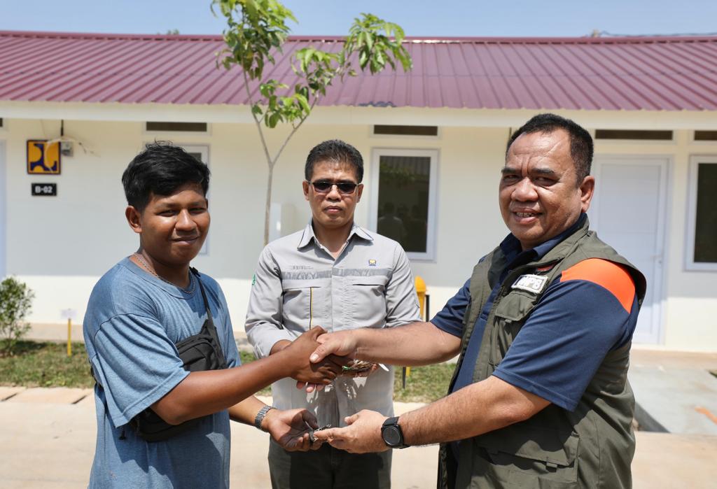 Penyerahan kunci hunian tetap (huntap) Rumah Risha Instan Sederhana Sehat (Risha) oleh Deputi Bidang Rehabilitasi dan Rekonstruksi BNPB Jarwansyah kepada warga terdampak gempabumi M 5.6 Cianjur di Desa Murnisari, Kecamatan Mande, Kabupaten Cianjur, Jawa Barat. IST