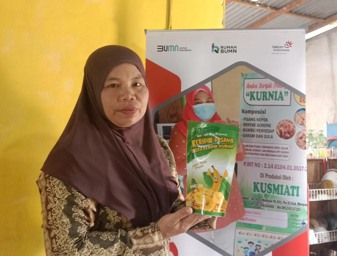 Kusmiati, pemiliki usaha Aneka Keripik Pisang “Kurnia” yang merupakan salah satu UMKM di Rumah BUMN Mempawah Kalimantan Barat yang telah melakukan upgrade packaging di bawah binaan Telkom. IST