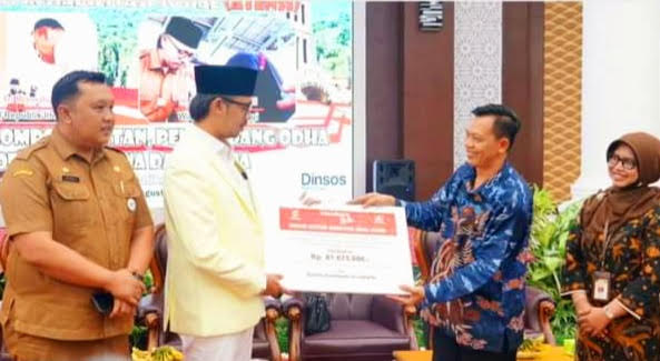 Wali Kota Bukittingi Erman Safar menerima bantuan Asistensi Rehabilitasi Sosial (Atensi) dari Sentra Handayani Jakarta, Selasa (22/8). GATOT