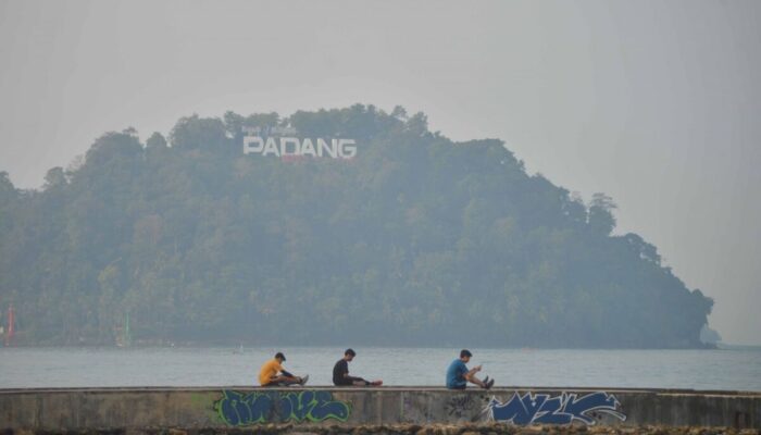 Kabut Asap Selimuti Kota Padang, Kualitas Udara Kembali Memburuk!