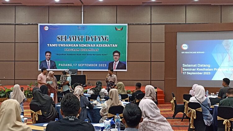 SEMINAR KESEHATAN -Warga  antusias berkonsultasi menghadiri Seminar Kesehatan Program Kehamilan (Promil) dari Kumpulan Perobatan Johor (KPJ) Damansara Malaysia, Minggu (17/9). IST