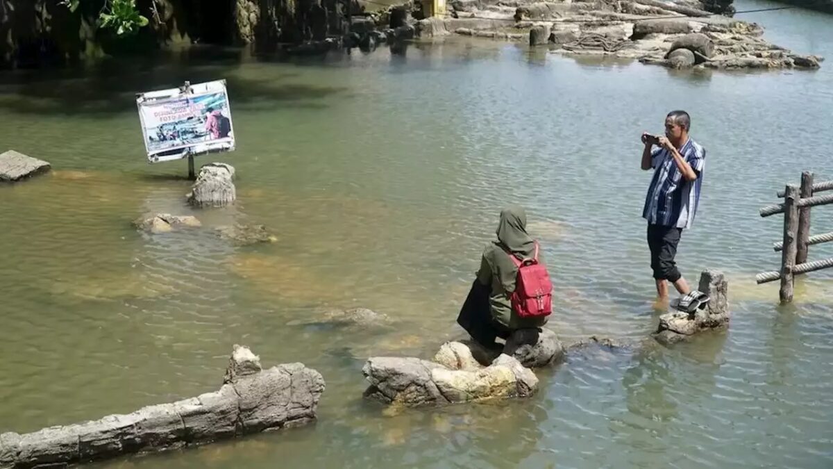 Penampakan Batu Malin Kundang di Pantai Air Manis yang terendam air, Minggu (27/8) lalu. Kebocoran pipa air diduga jadi penyebab fenomena ini. IST