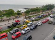 Pasca-penertiban PKL, Pengendara Kembali Bisa Nikmati Keindahan Ombak Pantai Padang