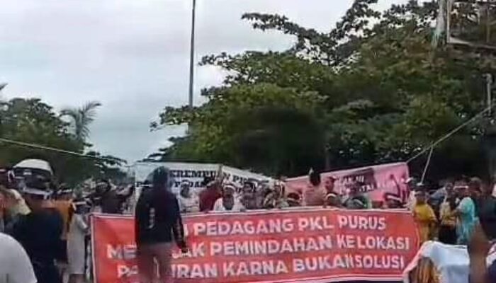 Tolak Berjualan di Pusat Kuliner Pantai Padang, PKL Blokade Jalan Masuk Pantai Purus