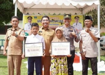 Warga Kurang Mampu Solok Selatan Terima Bantuan Beras Program CBP