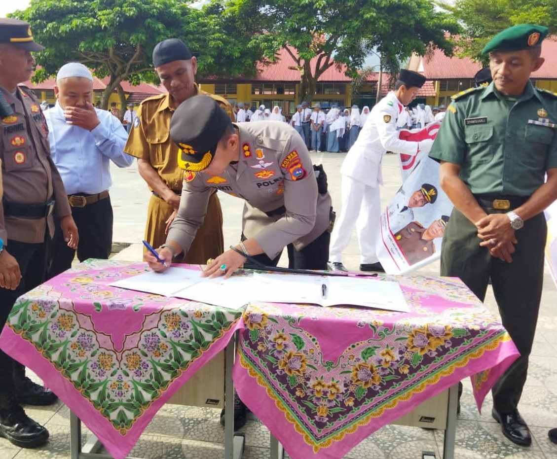 Penandatanganan kerja sama Polres Solok Selatan dengan SMAN 6 Solsel oleh Kapolres Solsel, AKBP Arief Mukti SAS di SMAN 6 Solok Selatan, Senin (11/9). IST