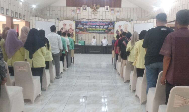 Penyambutan mahasiswa KKL PLS UNP oleh Pemkab Solsel di Aula Sarantau Sasurambi, Solok Selatan, Jumat (15/9). KIKI NOFRIJUM
