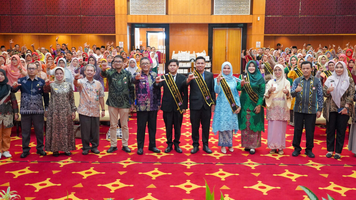 Wali Kota Padang Hendri Septa beserta jajaran foto bersama dengan guru penggerak. IST