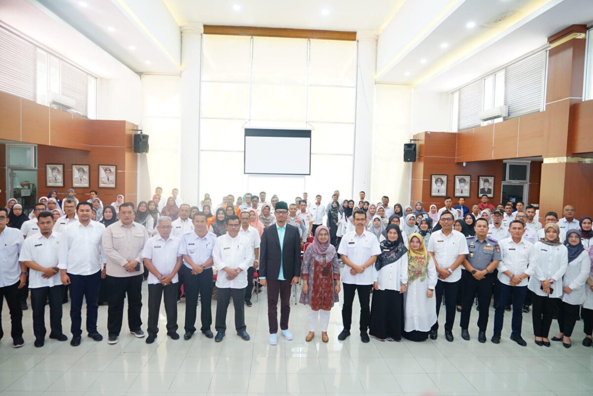 Wali Kota Bukittinggi Erman Safar bersama kepala SKPD dan satuan unit kerja usai kegiatan penandatanganan Pakta integritas di Aula Balaikota, Rabu (13/9). Gatot