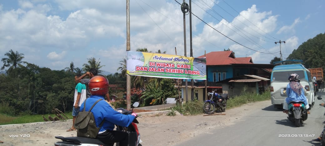 RUSAK PARAH-- Warga memasang sejumlah spanduk bernuansa sarkasme di ruas Jalan Provinsi Payakumbuh - Lintau yang rusak parah, dan tak kunjung diperbaiki. IST