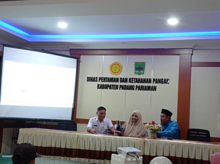 SERAHKAN BANTUAN-- Anggota Komisi VI DPR RI Nevi Zuairina menyerahkan bantuan alsintan untuk Kelompok Tani (Keltan) Ulakan di Padang Pariaman.