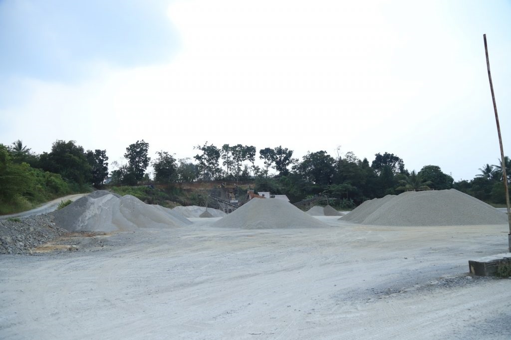 DPRD Kota Solok bersama dinas terkait meninjau lokasi stone crusher atau pemecah batu di bahwa di Jalan Lingkar Utara Kalumpang Gurun Bagan, Kelurahan VI Suku, Kecamatan Lubuk Sikarah, Selasa (5/9). IST