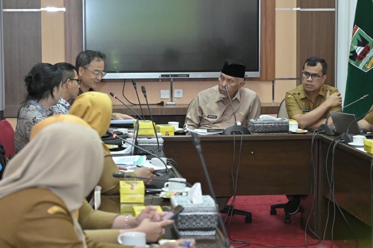 Gubernur Sumbar, Mahyeldi mendengarkan paparan Perwakilan JICA untuk Indonesia, Yasui Takehiro saat pertemuan Pemprov Sumbar dengan rombongan perwakilan JICA di ruang rapat Istana Gubernur Sumbar, Senin (11/9). IST