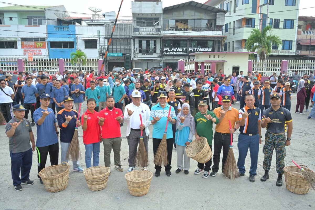 Gubernur Sumbar, Mahyeldi dan pemangku kepentingan terkait berfoto bersama dengan masyarakat saat GeBer Pelabuhan dalam rangka Harhubnas 2023 di Pelabuhan Muaro, Padang, Rabu (13/9). Gerakan ini guna menumbuhkan kesadaran dalam pengelolaan sampah. IST
