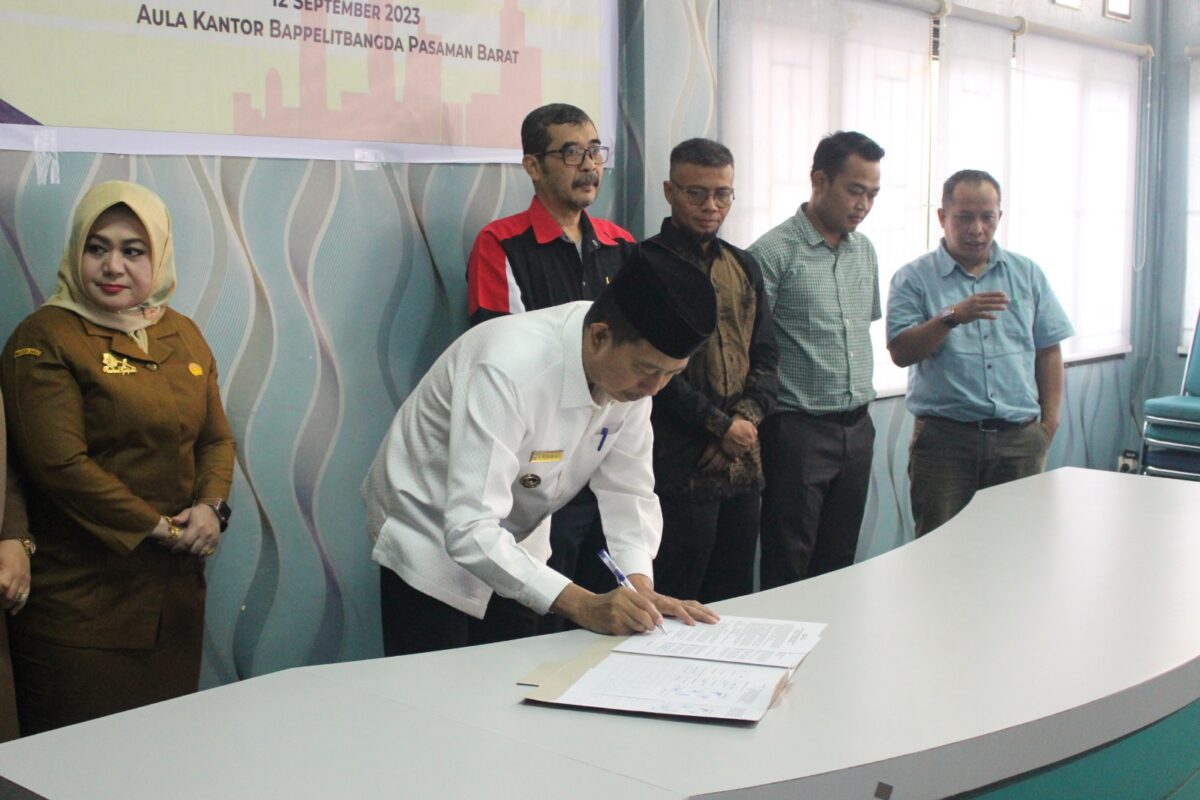 Wakil Bupati Pasbar, Risnawanto menandatangani komitmen bersama dengan perusahaan-perusahaan sawit di daerah itu untuk ikut menjadi Bapak Asuh Anak Stunting. OSNIWATI