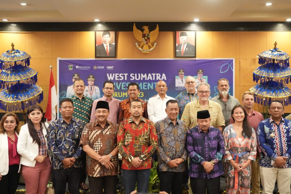 Wagub Audy Joinaldy dan empat bupati dari Sumbar berfoto bersama peserta West Sumatera Investment Forum 2023 (WSIF 2023) di Denpasar, Bali, Senin (11/9). Kegiatan ini guna mempromosikan potensi dan menjaring investor untuk melirik Sumbar. IST