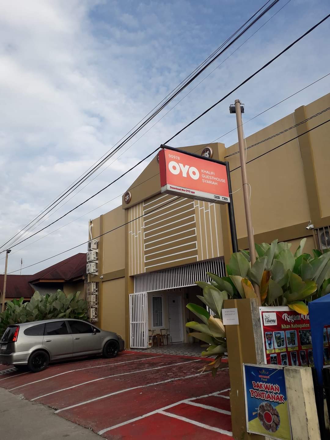 Oyo Khalifi Guesthouse Syari'ah dengan 13 kamar di Jalan Siteba No.14 Surau Gadang Padang menjadi pilihan tempat menginap karena tarif yang ekonomis. HAYATI