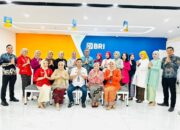 Harpelnas 2023, Manajemen BRI Branch Office Padang Sapa Nasabah Serta Bagikan Coklat dan Bunga