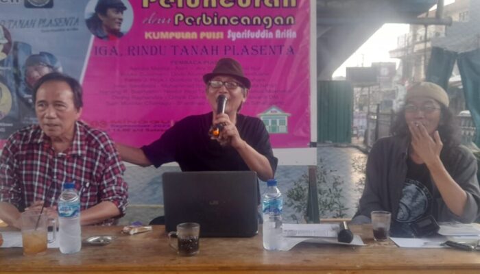 Kumpulan Puisi Romantik: Buku “Iga, Rindu Tanah Plasenta” Karya Sastrawan Minang Syafruddin Arifin Diluncurkan