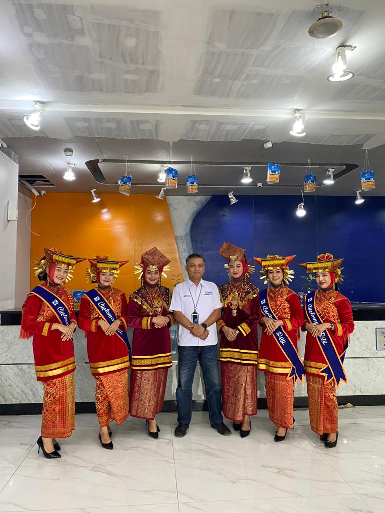 Karyawan Bank Rakyat Indonesia (BRI) Branch Office Simpang Empate Pasaman Barat terlihat tampil beda saat Hari Pelanggan Nasional‎ (Harpelnas) pada Senin 4 September 2023. DOK AFRIANITA