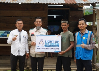 Tim LUTD PLN Sumbar Datang, 6 Rumah Warga Nagari Sibarambang Solok Kini Terang Benderang