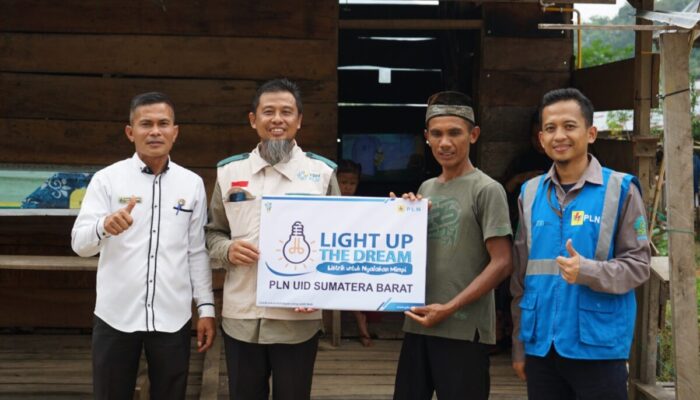 Tim LUTD PLN Sumbar Datang, 6 Rumah Warga Nagari Sibarambang Solok Kini Terang Benderang