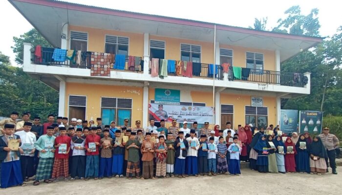 Peduli Budaya Literasi, Polres Padang Panjang Serahkan Buku untuk Santri PPTI Nurul Yaqin Nagari Batipuah Ateh