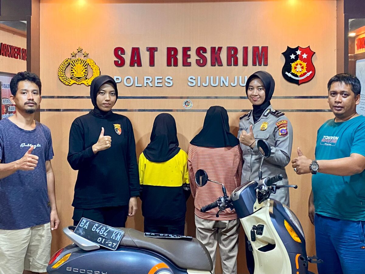 Kedua pelaku terduga Curat berinisial "SL" (14) dan " YJ" (14) saat diamankan Satreskrim Polres Sijunjung Unit PPA Polres Sijunjung di Mapolres Sijunjung.