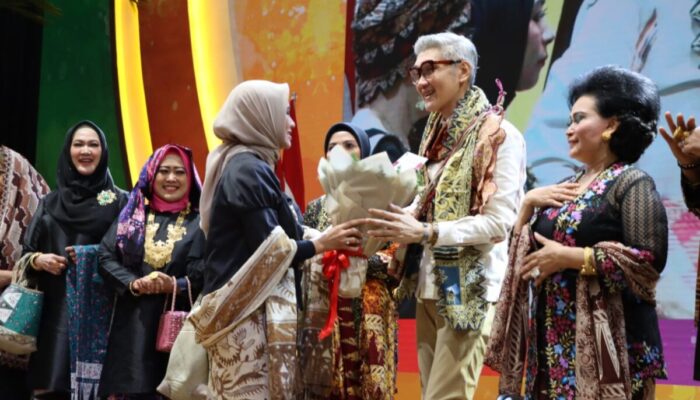 Fashion Show Pesona Kreasi Batik Minang Berlangsung Semarak di Pameran Kriyanusa 2023 JCC Jakarta