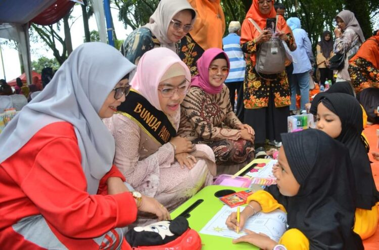 Bunda PAUD Kota Padang Genny Hendri Septa memantau peserta lomba menggambar. IST