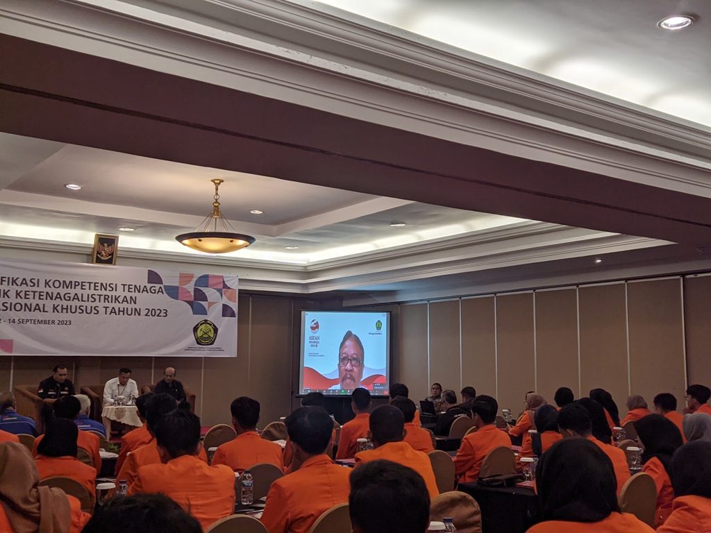 Sebanyak 60 mahasiswa Politeknik Negeri Padang (PNP) mengikuti kegiatan uji kompetensi tenaga teknik ketenagalistrikan, Rabu (13/9). Kegiatan tersebut bertujuan untuk memberikan bekal kepada mahasiswa di dunia kerja terkhusus di sektor ketenagalistrikan. Nurhayati