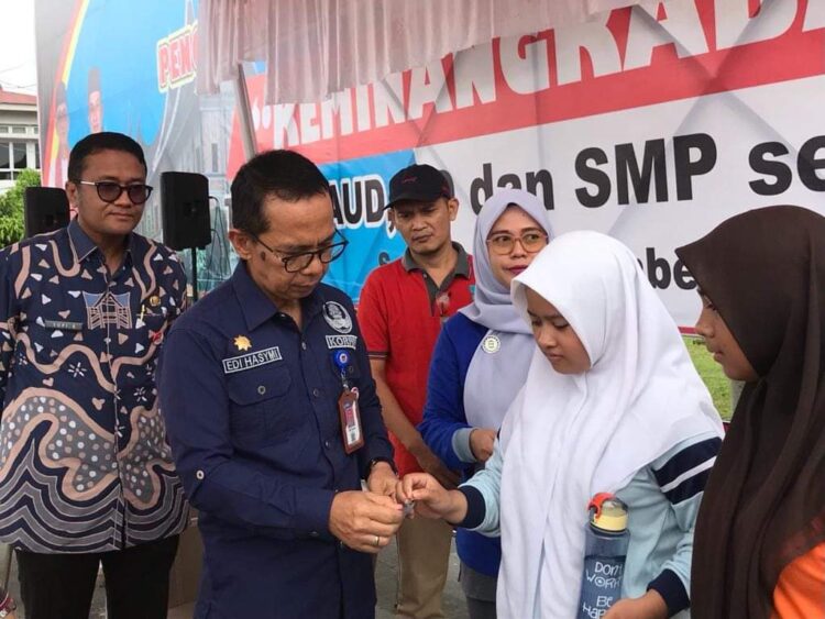 Asisten I Setdako Padang, Edi Hasymi memberikan suplementasi kepada siswa SMP, Kamis (21/9). Pemberian suplementasi tersebut untuk mencegah anemia. IST