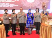 Hari Jadi Polwan Ke-75, Kapolda Sumbar Suharyono Potong Kue Tumpeng