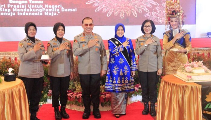 Hari Jadi Polwan Ke-75, Kapolda Sumbar Suharyono Potong Kue Tumpeng