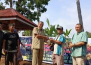 Zarfi Deson Serahkan Bantuan  Bibit Pinang untuk Petani Pessel