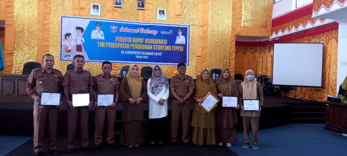 Sekretaris BKKBN Sumbar, Nova Dewita foto bersama dengan camat yang berperan aktif menurunkan angka stunting di Kabupaten Pasbar. OSNIWATI