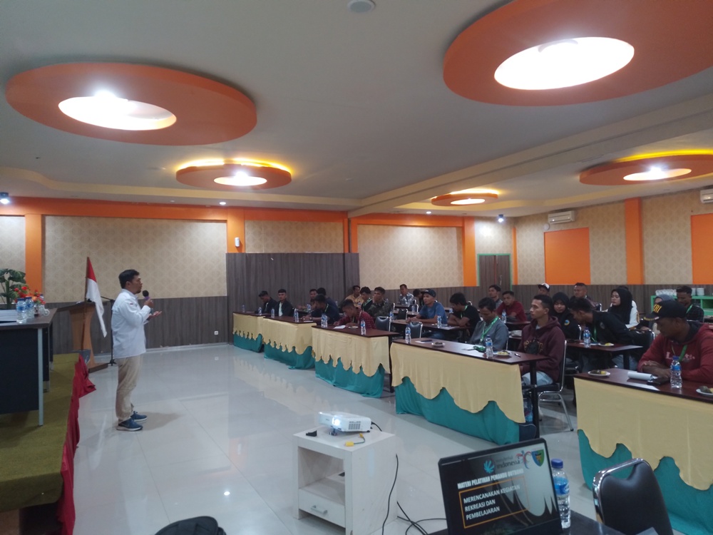 Suasana pelatihan outbond bagi kelompok ekowisata dan pemandu wisata yang ada di Kabupaten Pessel, bertempat di Hotel Hannah Painan pada Selasa -Kamis (29-31/8) lalu. IST