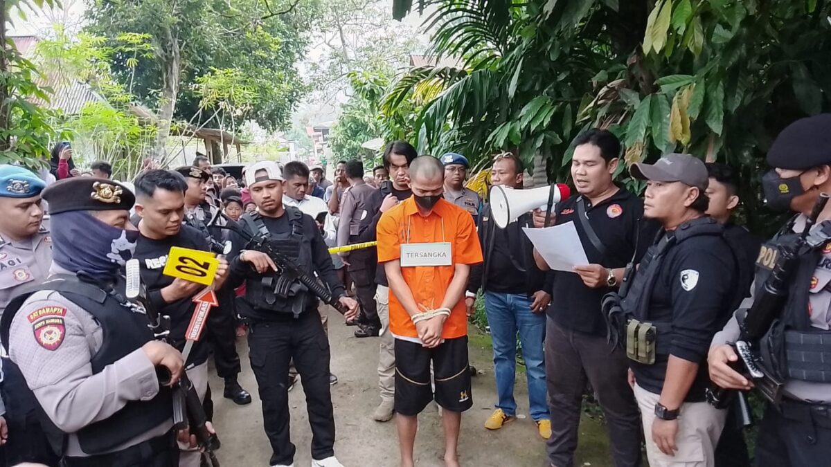 Rekonstruksi pembunuhan Mamak yang dilakukan Kemenakan. ist