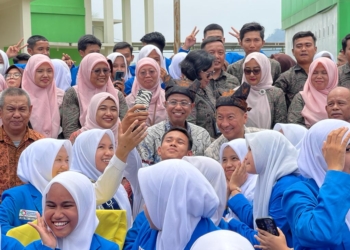 Menperin Disambut Meriah di SMK SMAK Padang