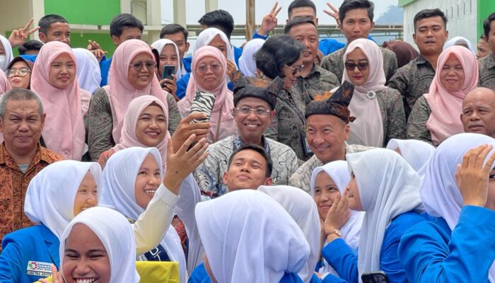 Menperin Disambut Meriah di SMK SMAK Padang