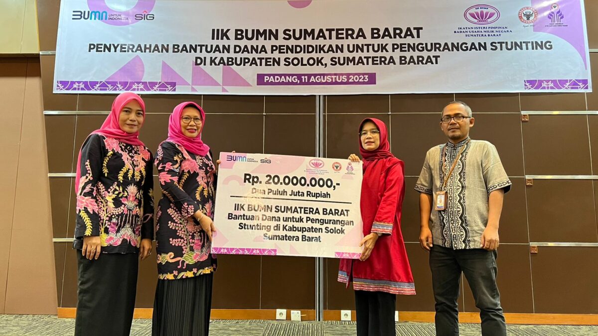 Ketua IIP BUMN Sumbar Prof. Dr. dr. Rizanda Machmud, M.Kes menerahkan bantuan penanganan stunting di Kabupaten Solok. IST