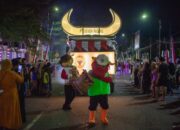 2 Maskot Kerbau Semen Padang IKut Meriahkan Merah Putih Light Carnival 2023