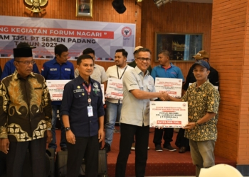Semen Padang Serahkan Dana Forum Nagari Rp3 Miliar