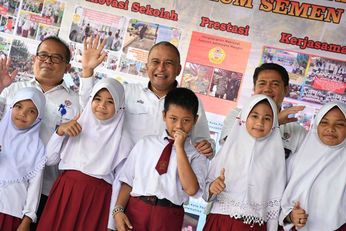 Direktur Keuangan & Umum PT Semen Padang Oktoweriberfoto bersama siswa SD Bustanul Ulum. IST