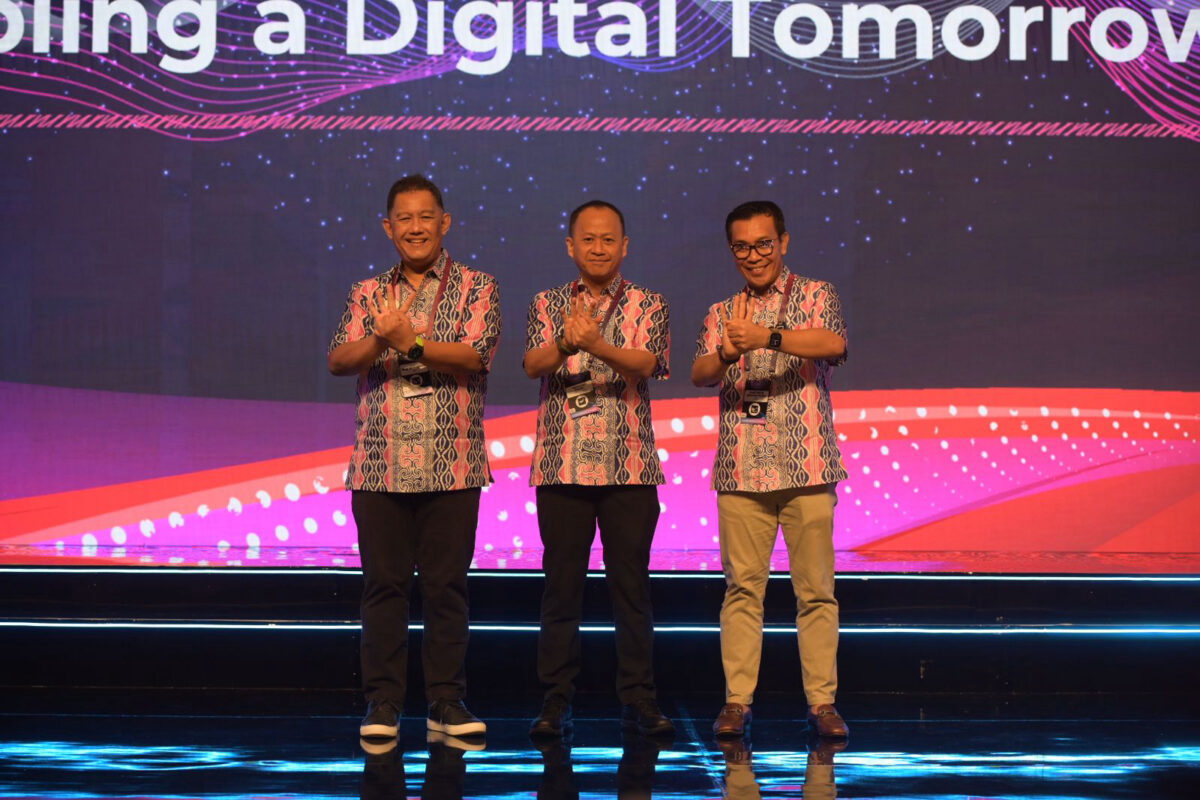 Komisaris Telkom Marcelino Pandin (tengah) bersama Direktur Wholesale & International Service Telkom, Bogi Witjaksono (kiri) dan Chief Executive Officer Telkom Indonesia Internasional (Telin) Budi Satria Dharma Purba (kanan) pada seremoni pembukaan Bali Annual Telkom International Conference (BATIC) 2023, di The Westin Resort Nusa Dua Bali, Rabu (6/9). IST