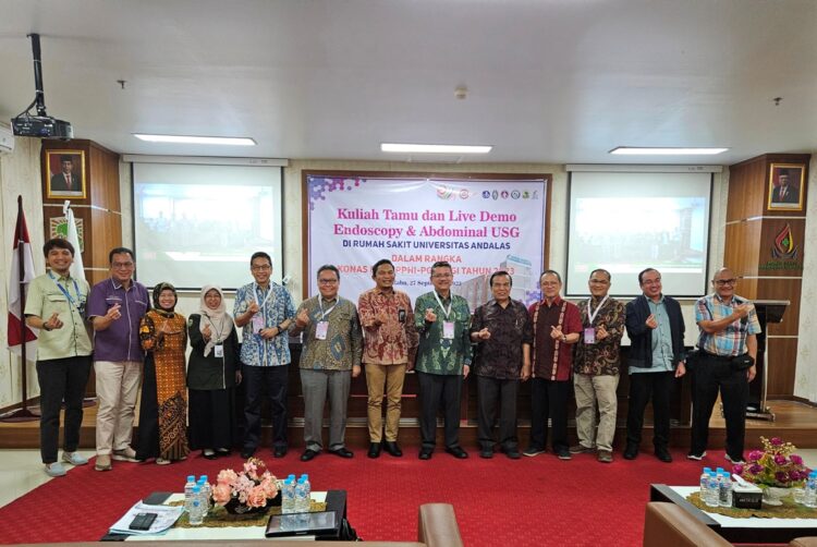 Divisi Gastroenterohepatologi RSUP dr. M. Djamil bersama para panitia dan narasumber iven KONAS & PIN PPHI-PGI-PEGI 2023 berfoto bersama usai konfrensi pers, Rabu (27/9) di RS Universitas Andalas. IST